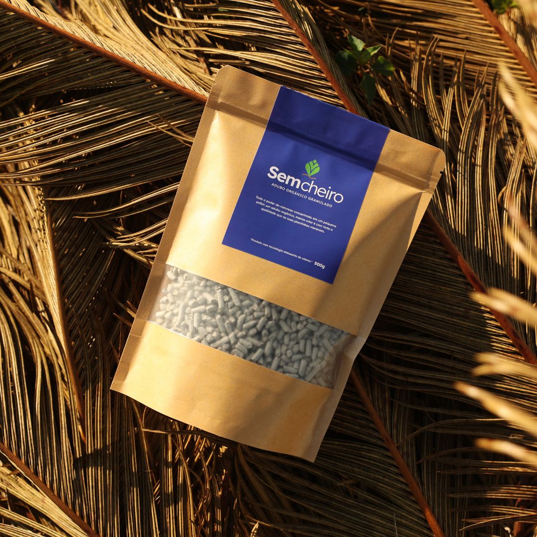 Adubo orgânico granulado Sem Cheiro 500g em embalagem kraft sobre folhas secas, ideal para vasos e ambientes internos